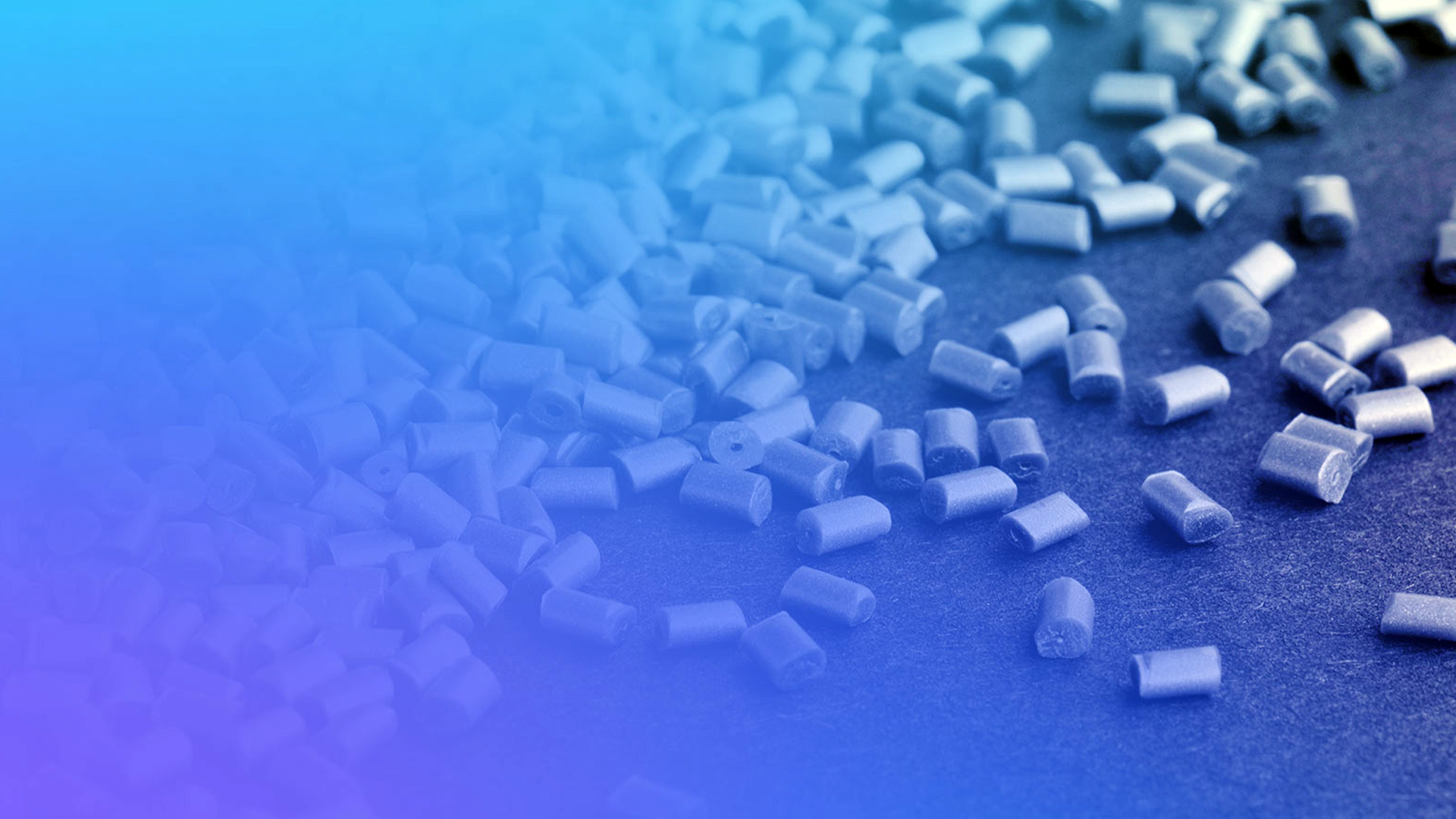 Ingénieurs et partenaires discutant autour d'un prototype plastique injection financement projet