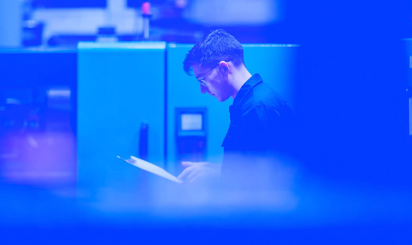 Ingénieurs et partenaires discutant autour d'un prototype plastique injection financement projet